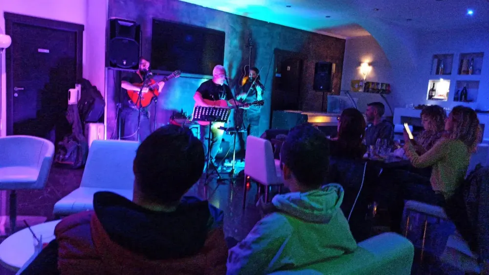 planet-cafe-01-live-music-olbia