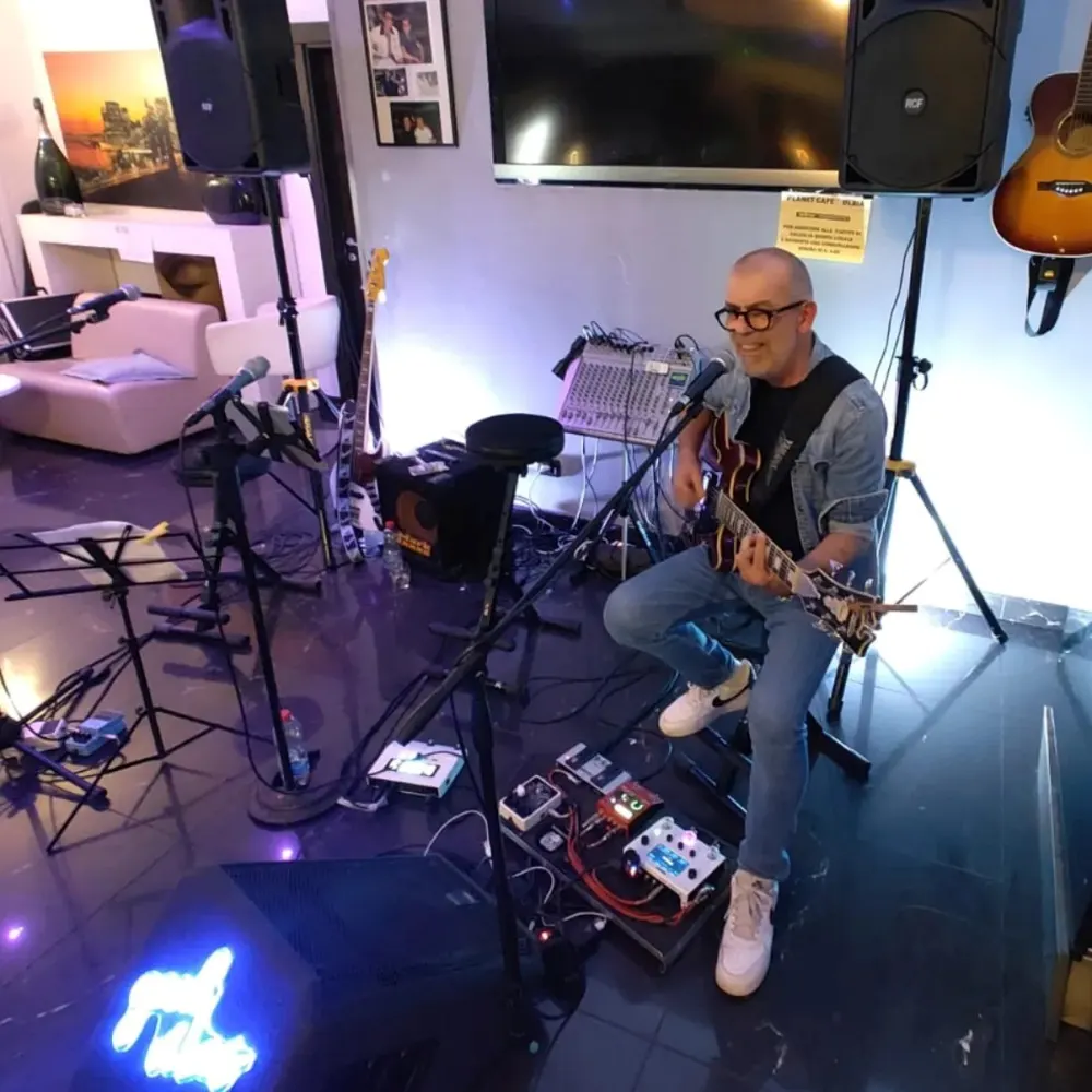 planet-cafe-02-live-music-olbia
