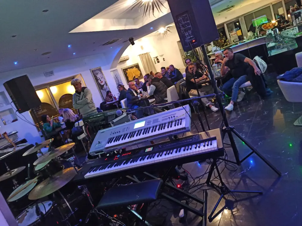 planet-cafe-03-live-music-olbia