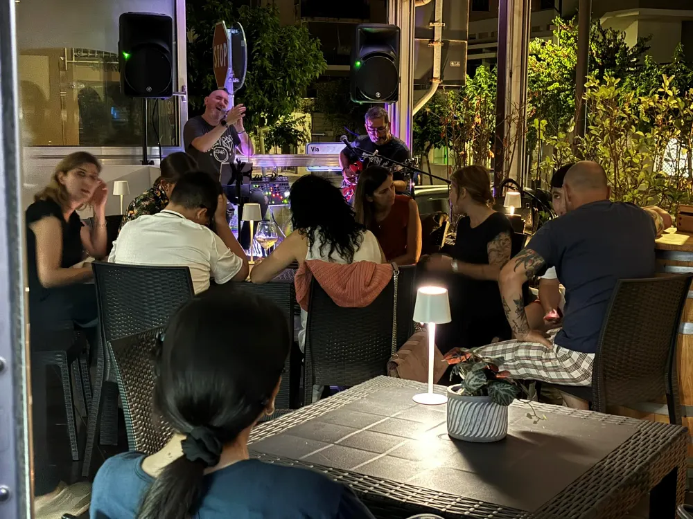 planet-cafe-05-live-music-olbia